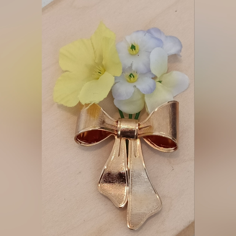 Avon Gold-Tone Bow Brooch with Yellow & White Floral Accent